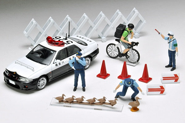 TomyTec Diocolle 64 1/64 #Car Snap 16a Police with 4 figures