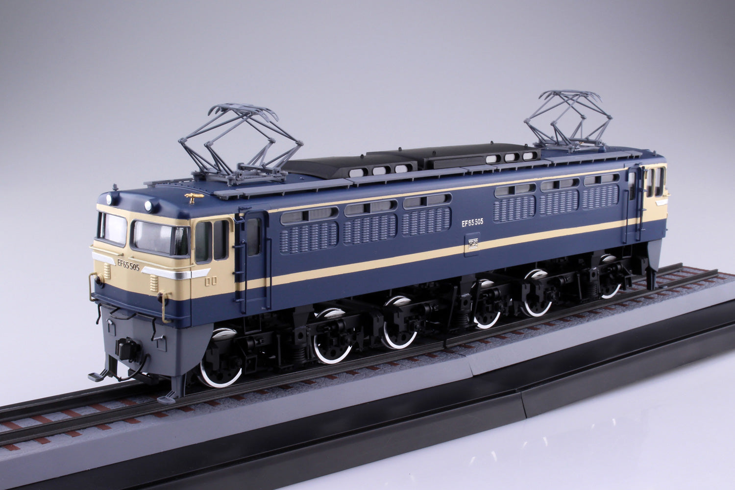 Aoshima 1/50 Electric Locomotive EF65/60 With Metal Wheel