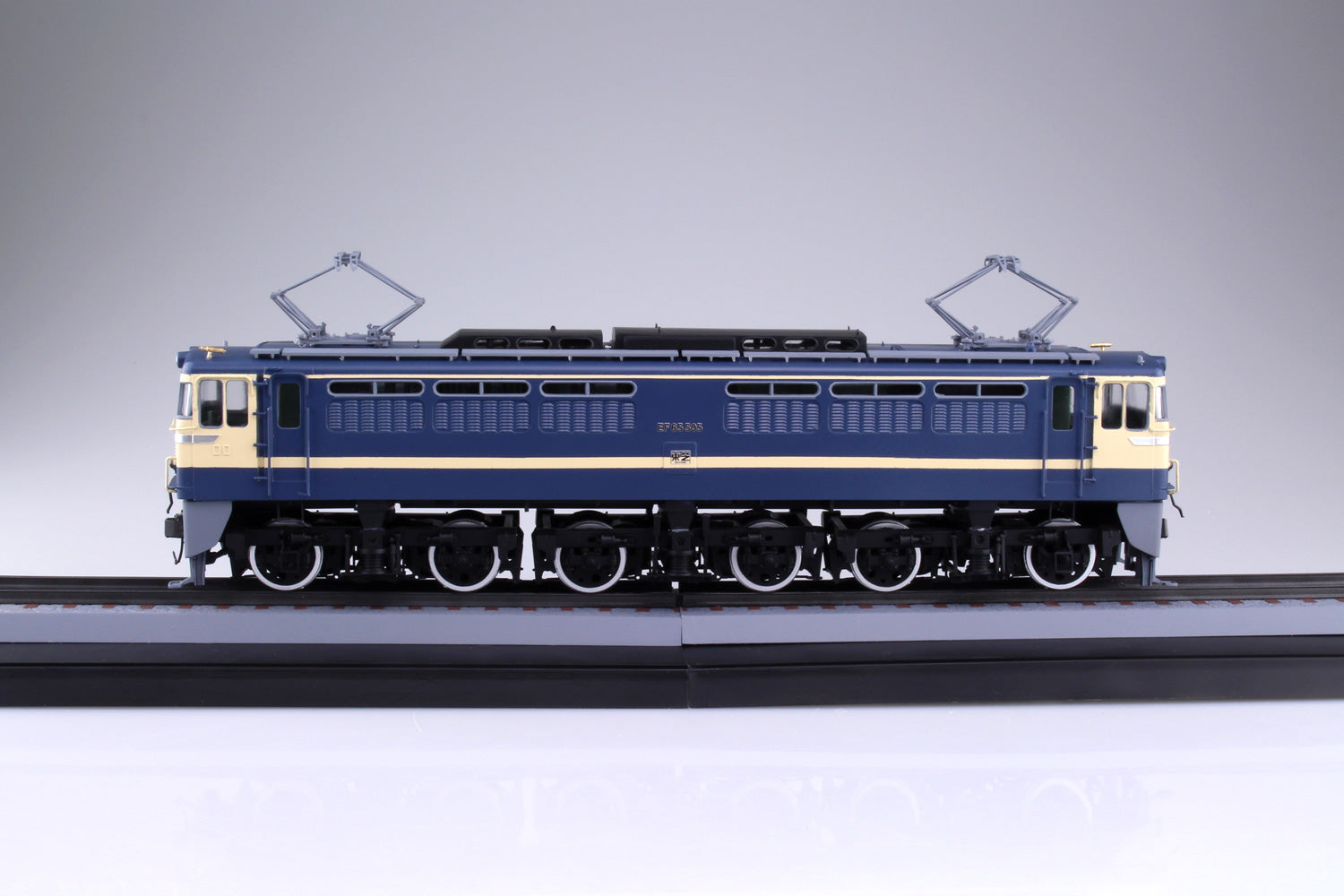 Aoshima 1/50 Electric Locomotive EF65/60 With Metal Wheel