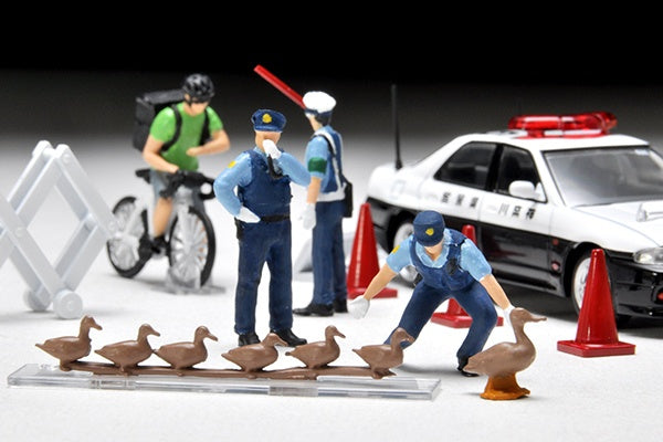 TomyTec Diocolle 64 1/64 #Car Snap 16a Police with 4 figures