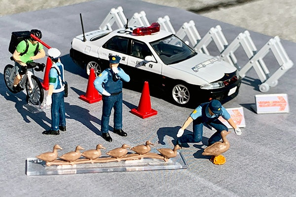 TomyTec Diocolle 64 1/64 #Car Snap 16a Police with 4 figures