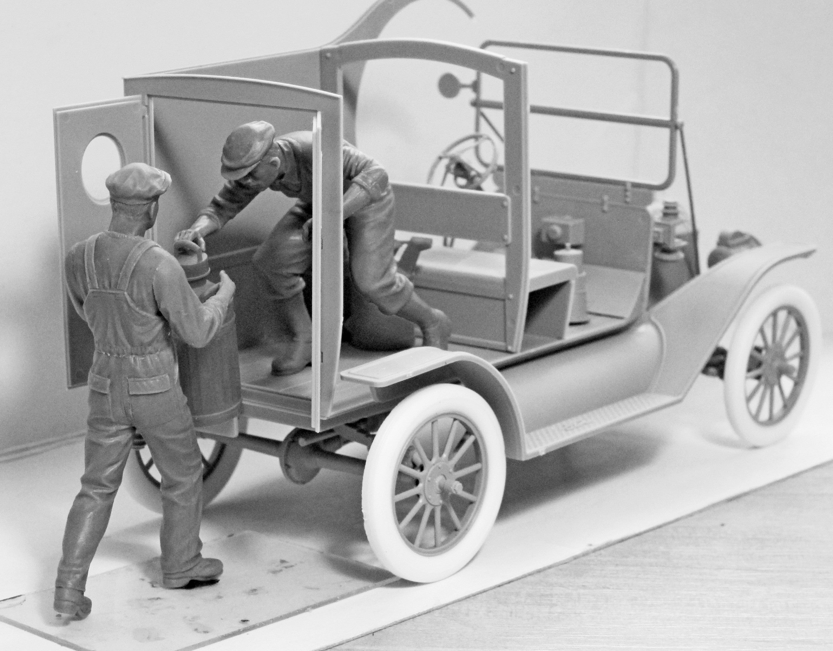 ICM 1/24 American Gasoline Loaders (1910s) (2 figures) (100% new molds)