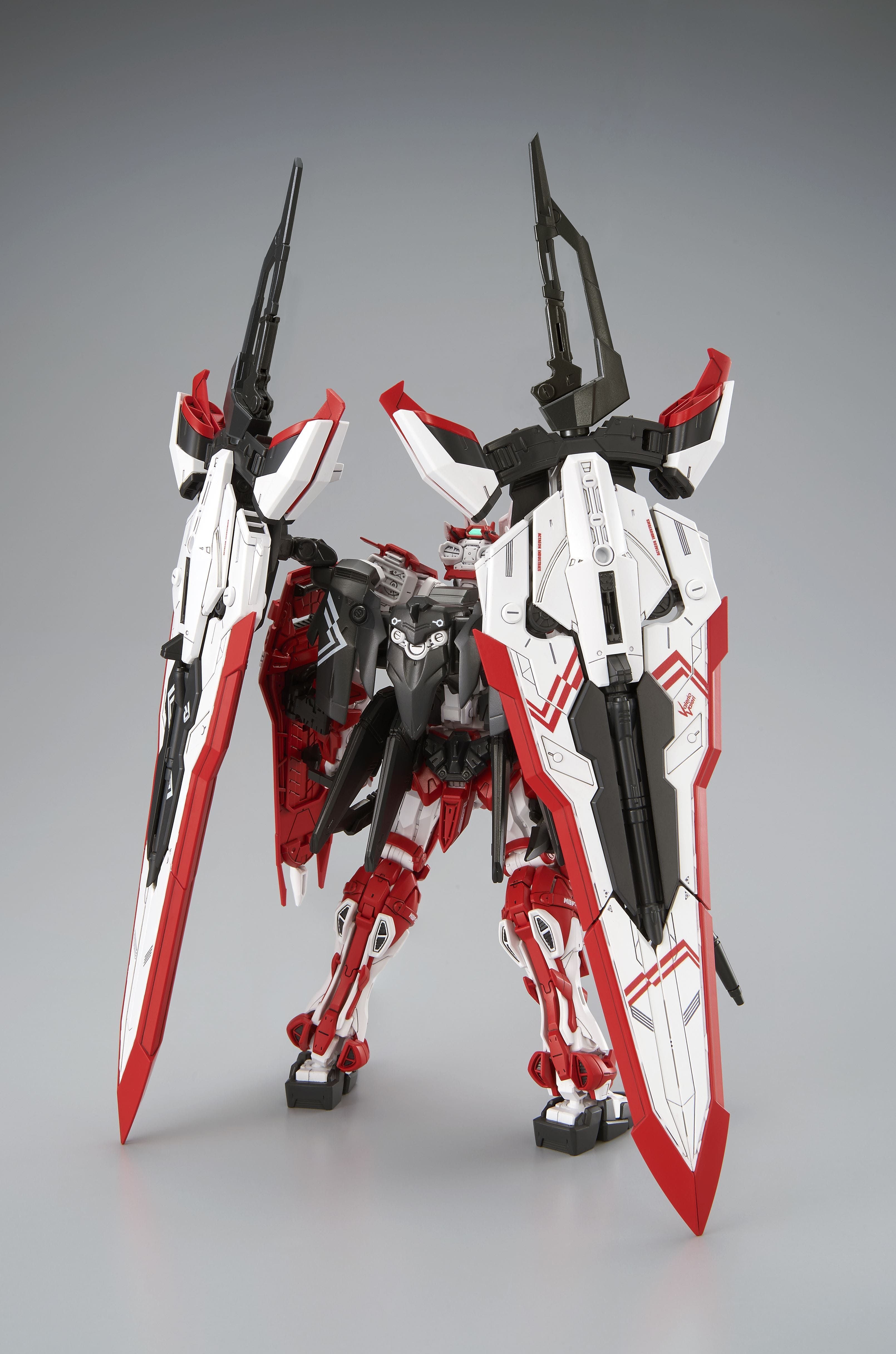 BANDAI Hobby MG 1/100 MBF-02VV Gundam Astray Turn Red