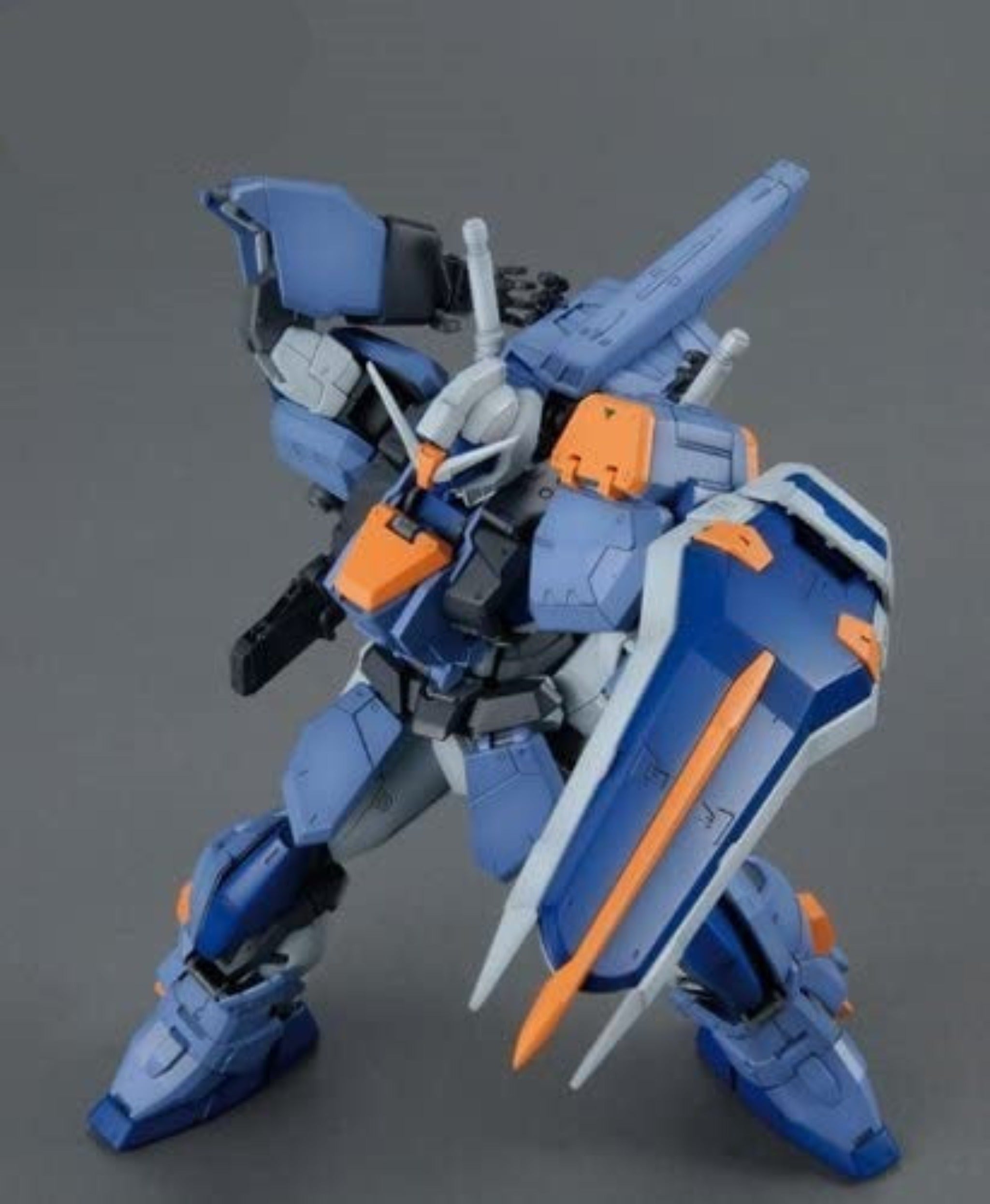 BANDAI Hobby MG 1/100 Duel Gundam Assaultshroud