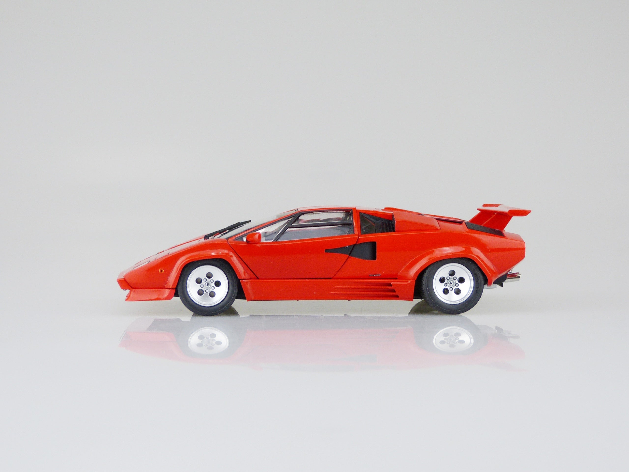 Aoshima 1/24 Lamborghini Countach 5000 QUATTROVALVOLE INJECTION Ver