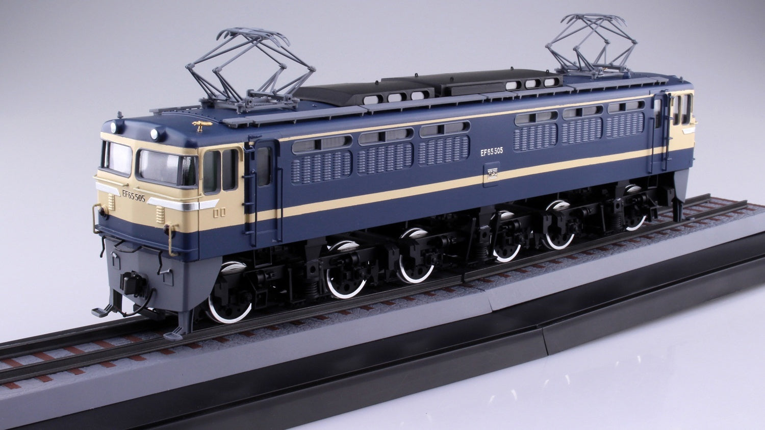 Aoshima 1/50 Electric Locomotive EF65/60 With Metal Wheel