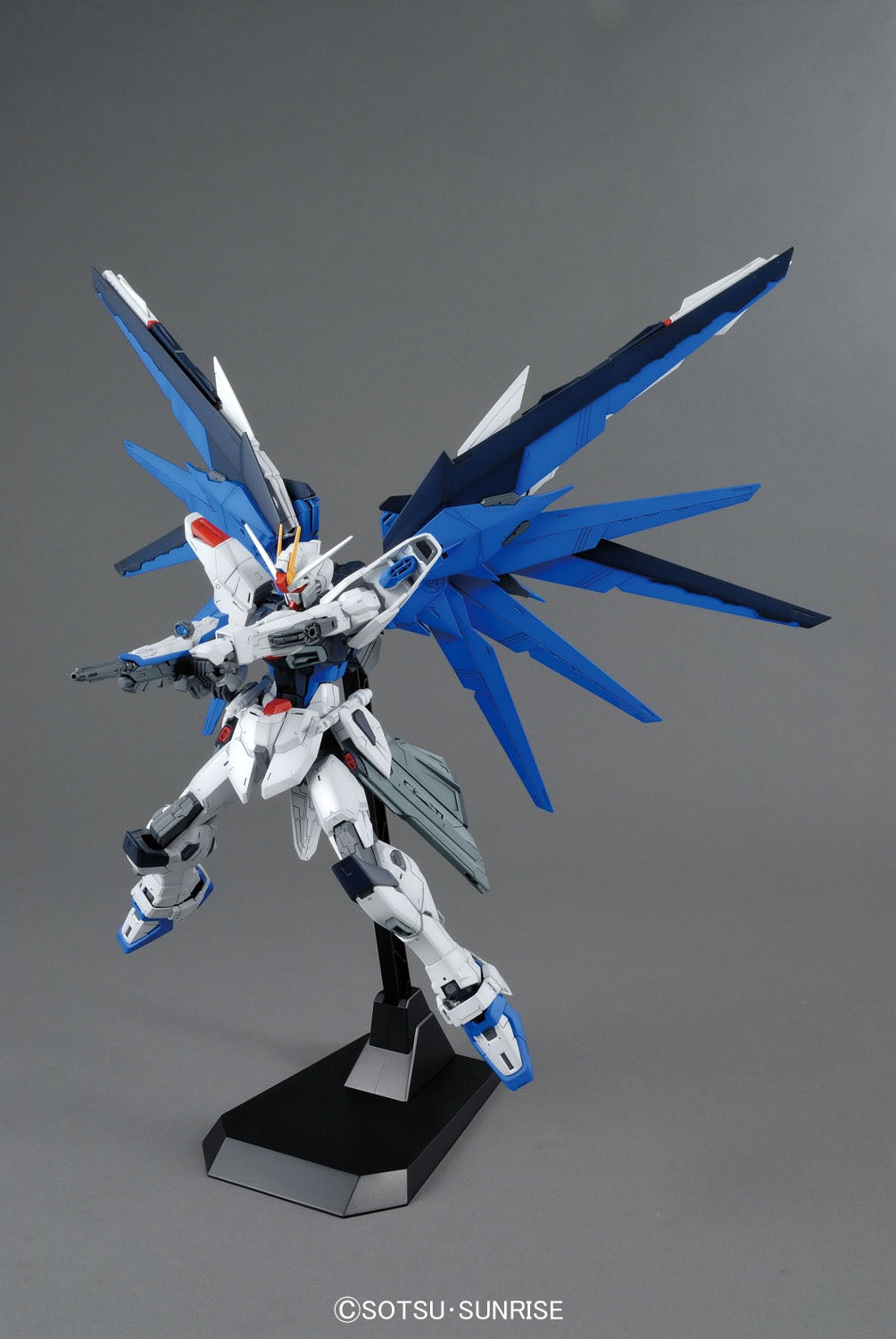 BANDAI Hobby MG 1/100 Freedom Gundam Ver.2.0