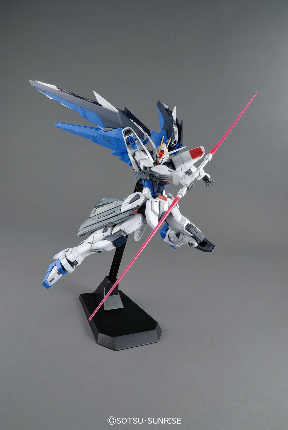 BANDAI Hobby MG 1/100 Freedom Gundam Ver.2.0