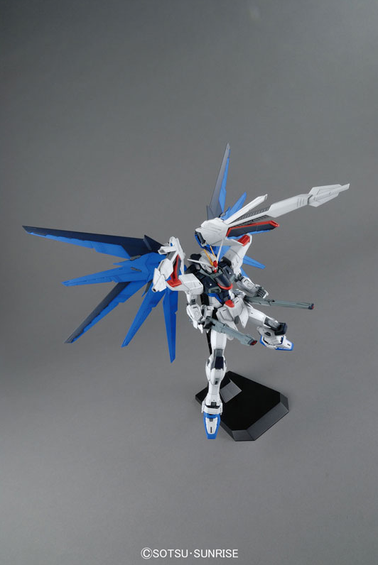 BANDAI Hobby MG 1/100 Freedom Gundam Ver.2.0