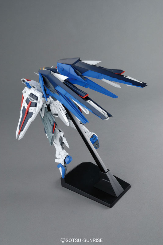 BANDAI Hobby MG 1/100 Freedom Gundam Ver.2.0