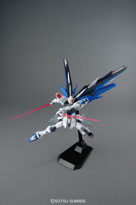 BANDAI Hobby MG 1/100 Freedom Gundam Ver.2.0