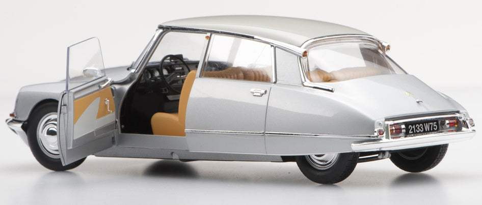 Ebbro 1/24 Citroen DS21