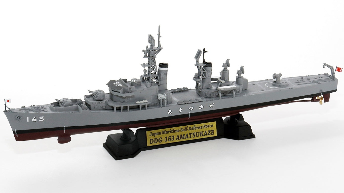 Pit Road 1/700 JMSDF DDG-163 'AMATSUKAZE' with ship name plate and photo etched parts of the flag and flagpole