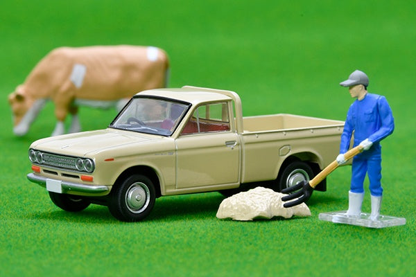 Tomica Limited Vintage 1/64 LV-195D Datsun 1300 Truck Light Brown With Figures