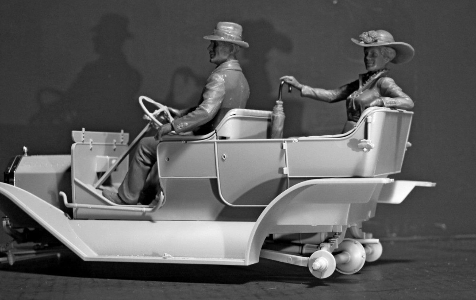 ICM 1/24 American Motorists (1910s) (1 male, 1 female figures) (100% new molds)