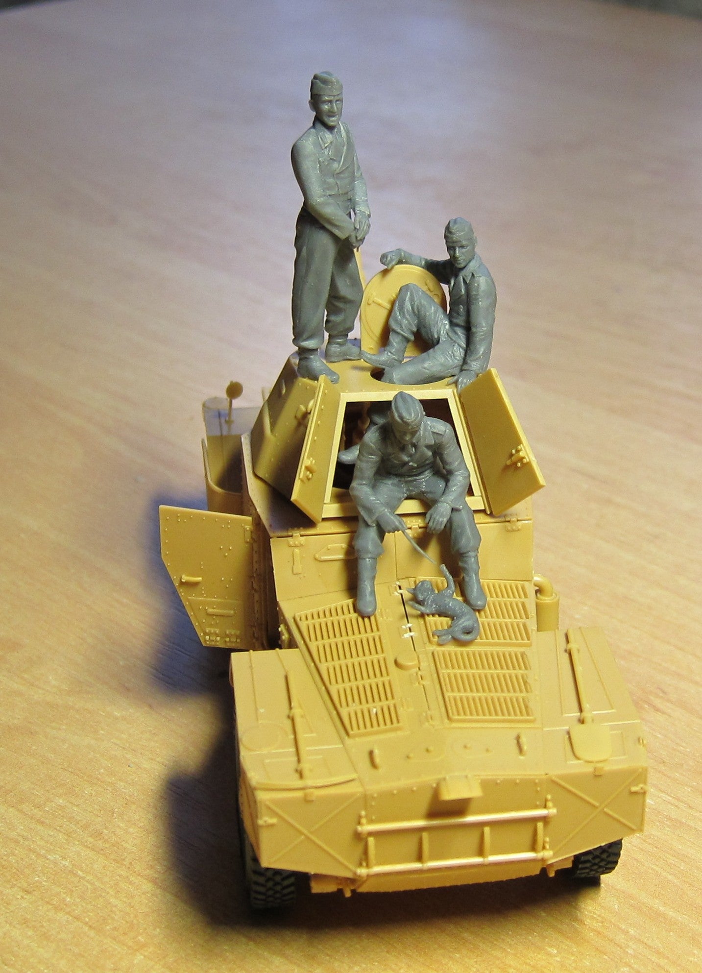 ICM 1/35 German Armoured Vehicle Crew (1941-1942) (4 figures and cat)