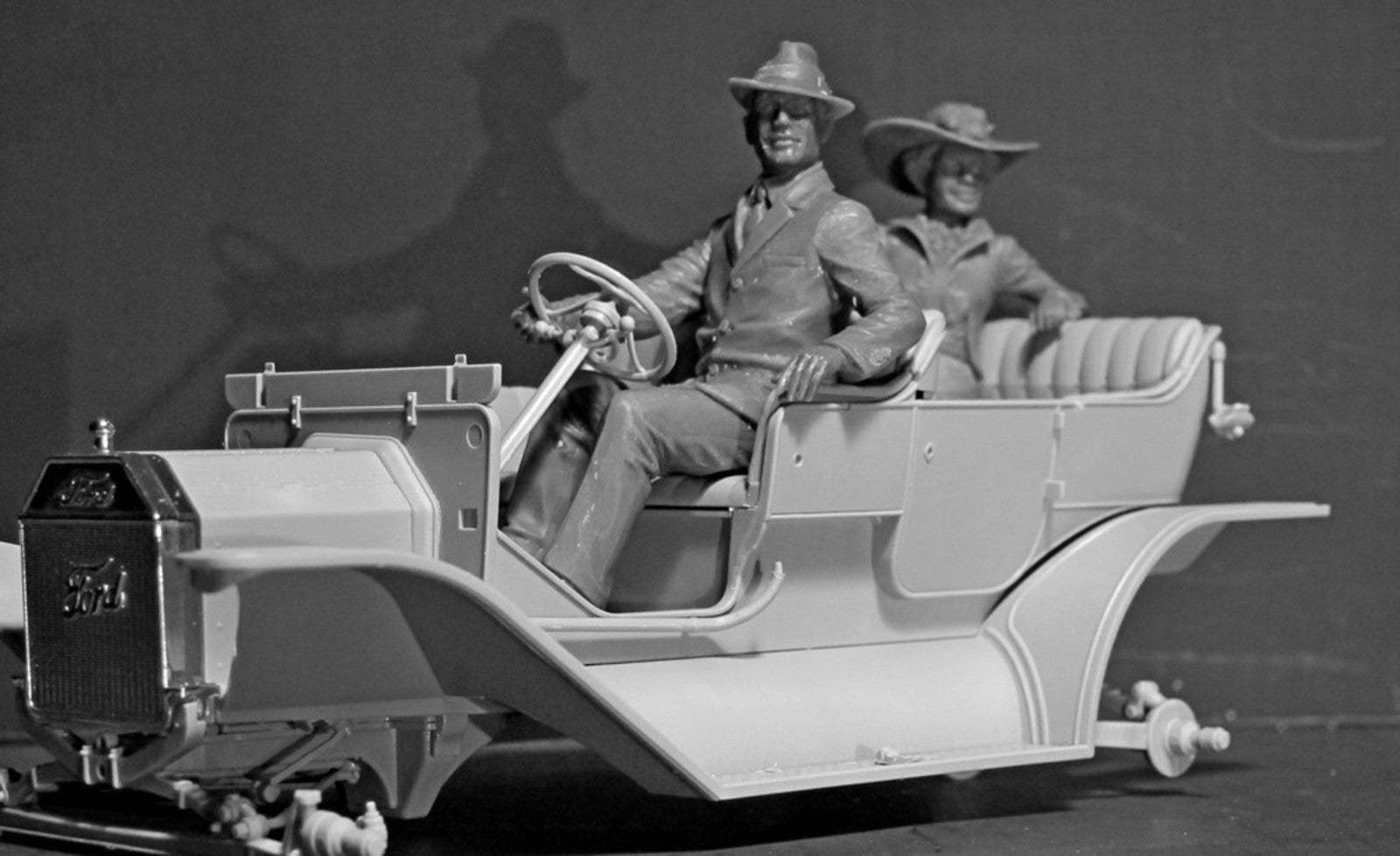 ICM 1/24 American Motorists (1910s) (1 male, 1 female figures) (100% new molds)