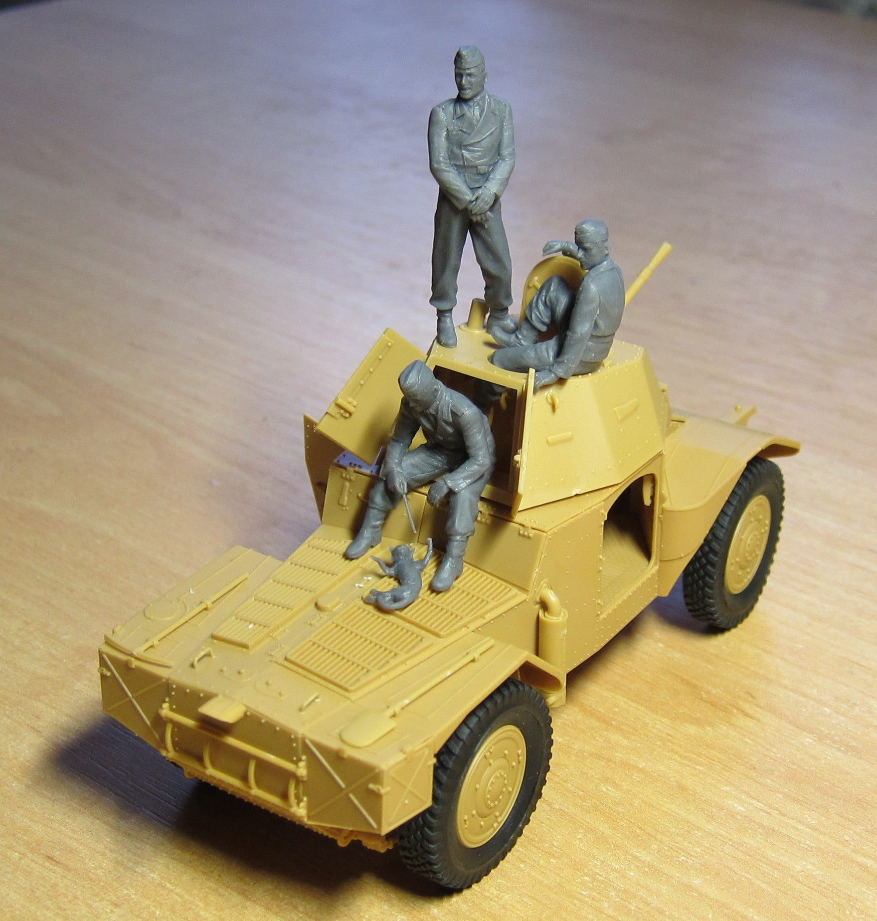 ICM 1/35 German Armoured Vehicle Crew (1941-1942) (4 figures and cat)