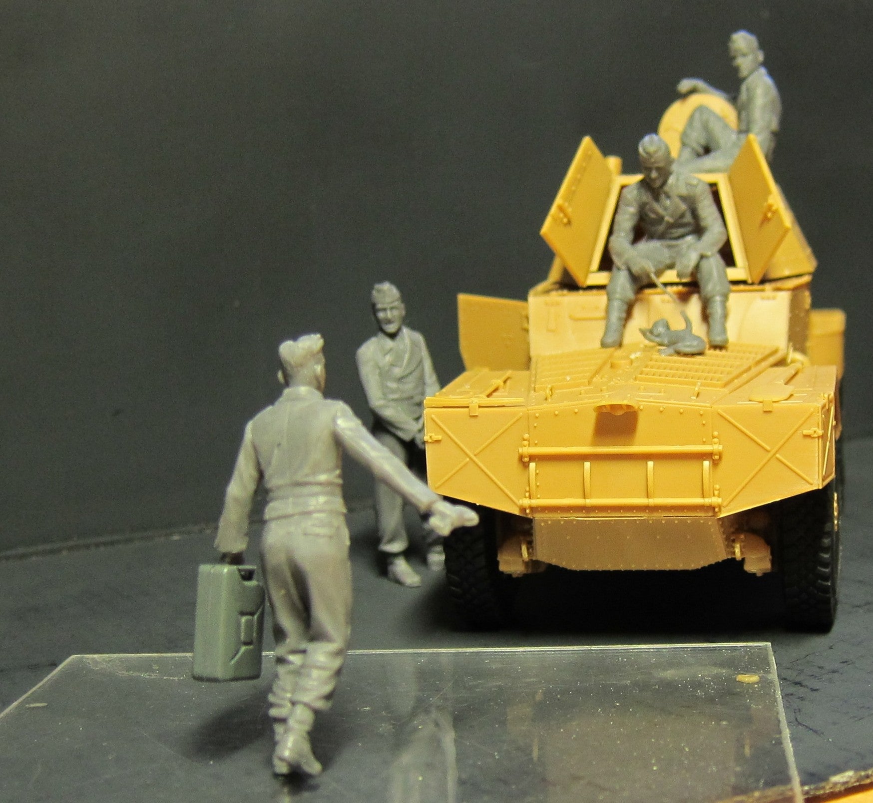 ICM 1/35 German Armoured Vehicle Crew (1941-1942) (4 figures and cat)