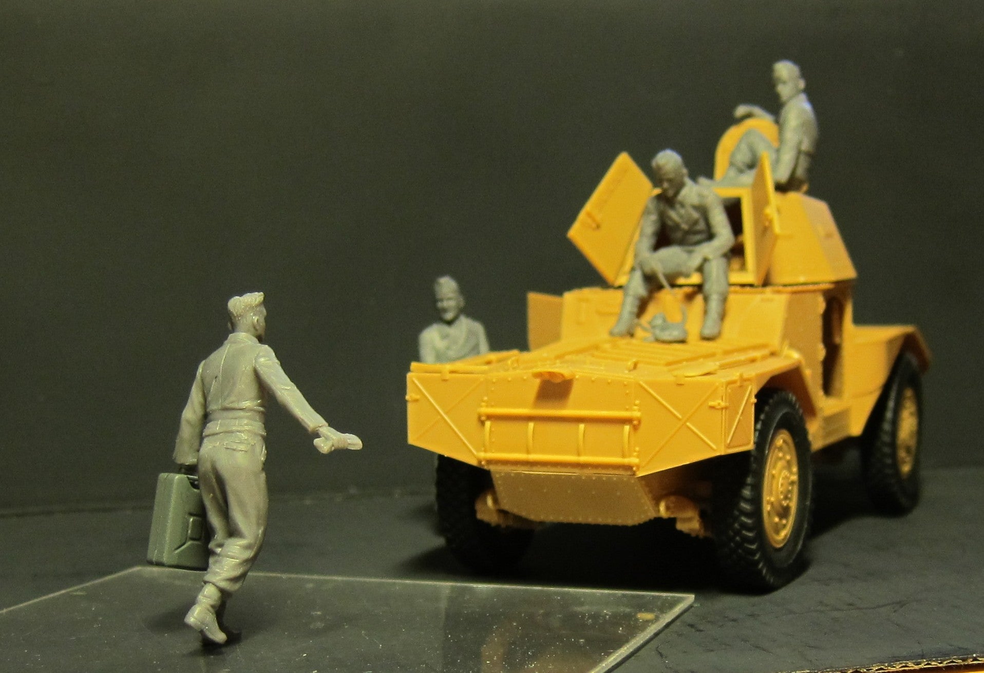 ICM 1/35 German Armoured Vehicle Crew (1941-1942) (4 figures and cat)