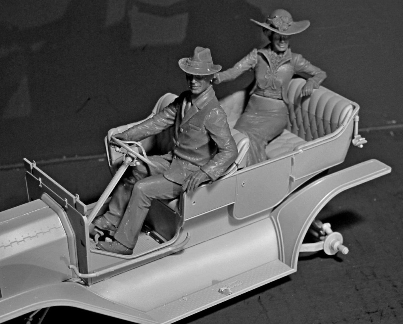 ICM 1/24 American Motorists (1910s) (1 male, 1 female figures) (100% new molds)