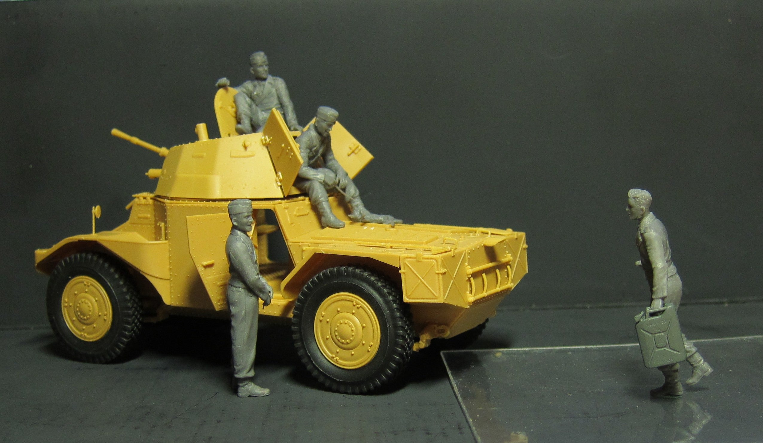 ICM 1/35 German Armoured Vehicle Crew (1941-1942) (4 figures and cat)