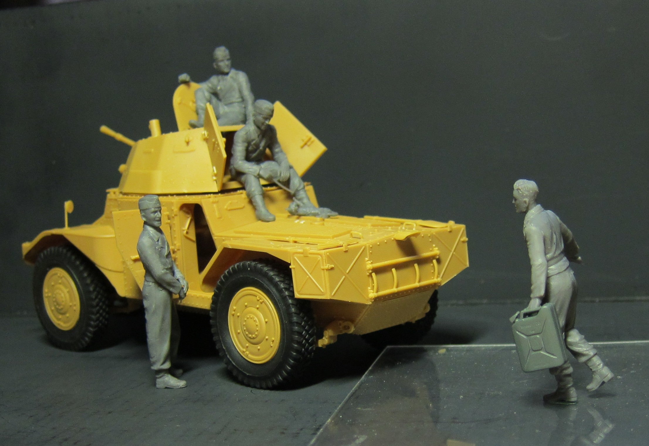 ICM 1/35 German Armoured Vehicle Crew (1941-1942) (4 figures and cat)